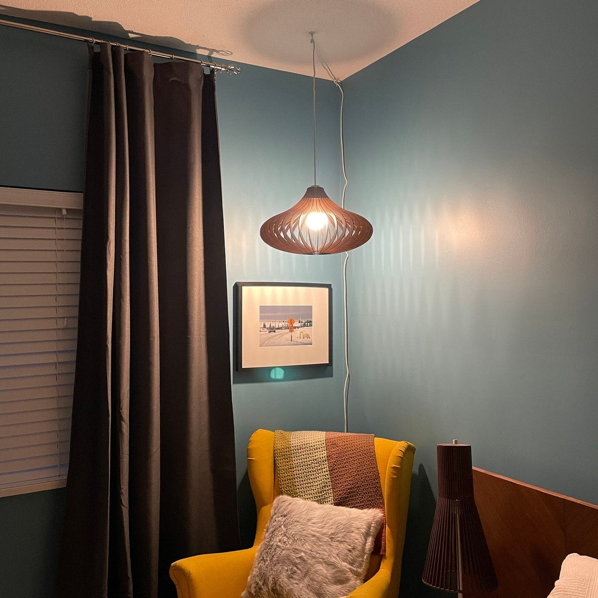 Plug-in wooden pendant light in a reading corner, customer photo